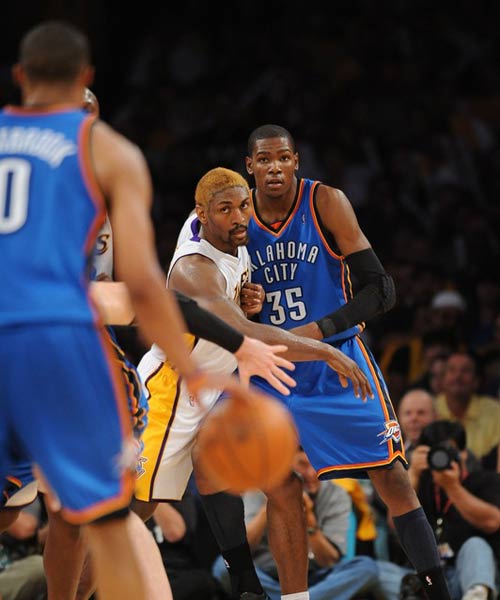 体育欧冠：曼联4比1伊斯坦布尔 领跑积分榜